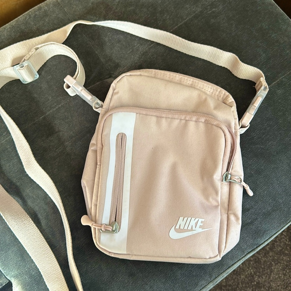 Nike Elemental Premium Crossbody Bag (4L)
Pink Oxford/ Light Soft Pink